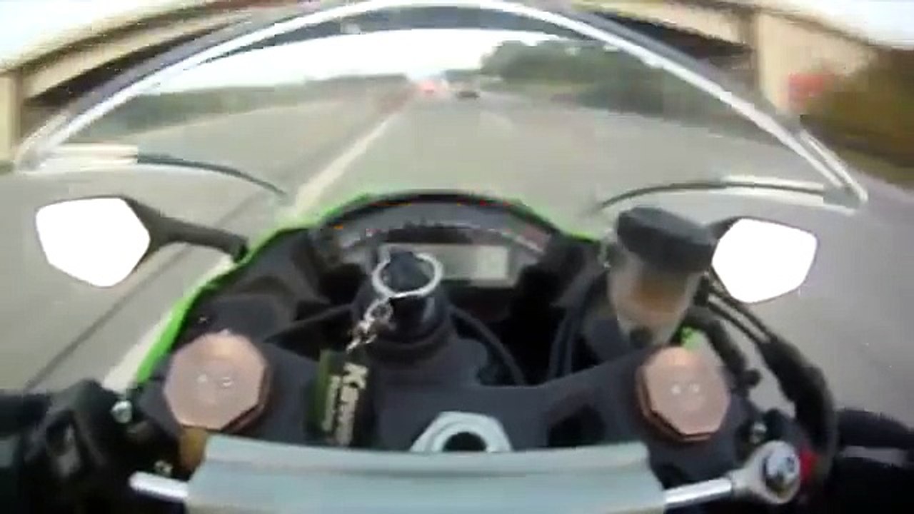 Une Moto à 300km/h.. se fait Doubler par une Audi !!!