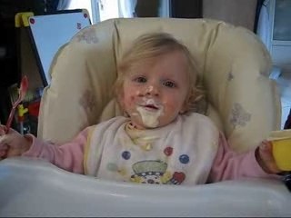 Eva mange son yaourt