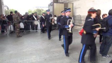 Paris?te Meçhul Asker Anıtı?ndaki Meşale Çanakkale Şehitleri İçin Yandı