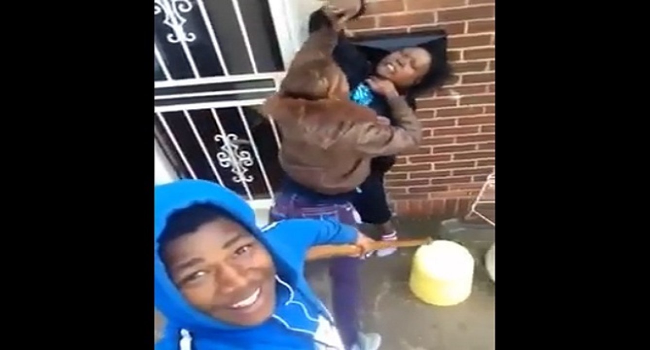 Il prend un selfie vidéo pendant une baston entre sa mère et sa copine