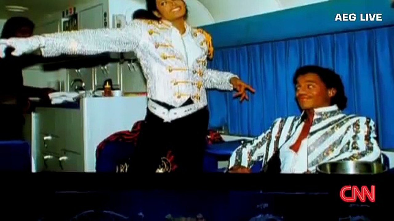 Usher chokes up during performance at Michael Jackson memorial