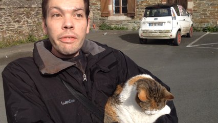 Alerté de l'incendie par son chat