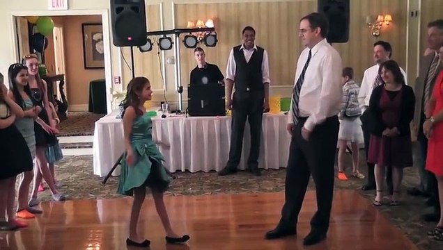 Pour son anniversaire une fillette et son père font une chorégraphie géniale