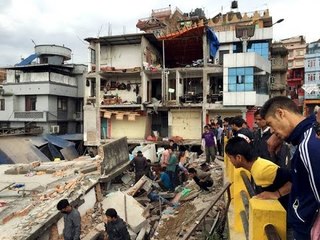 Un terremoto de magnitud 7,9 sacude Nepal causando más de un millar de muertos