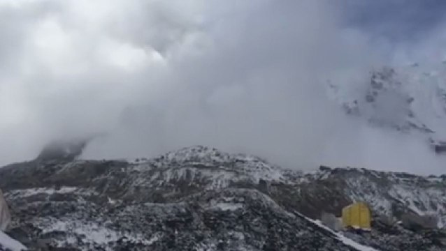 Sous la menace de nouvelles avalanches, une quinzaine de blessés évacués de l'Everest