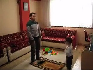 Namaz kılarken çocuklar namazda sizle