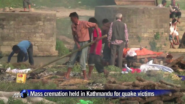 Mass cremation held for victims of Nepal earthquake