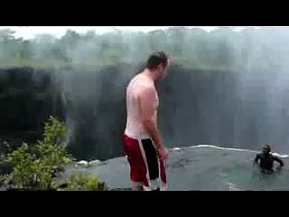 Une piscine au sommet des chutes victoria