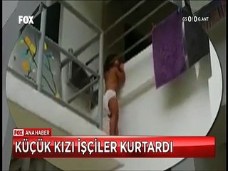 Balkonda kafası sıkışan 3 yaşındaki kızı işciler son anda böyle kurtardı