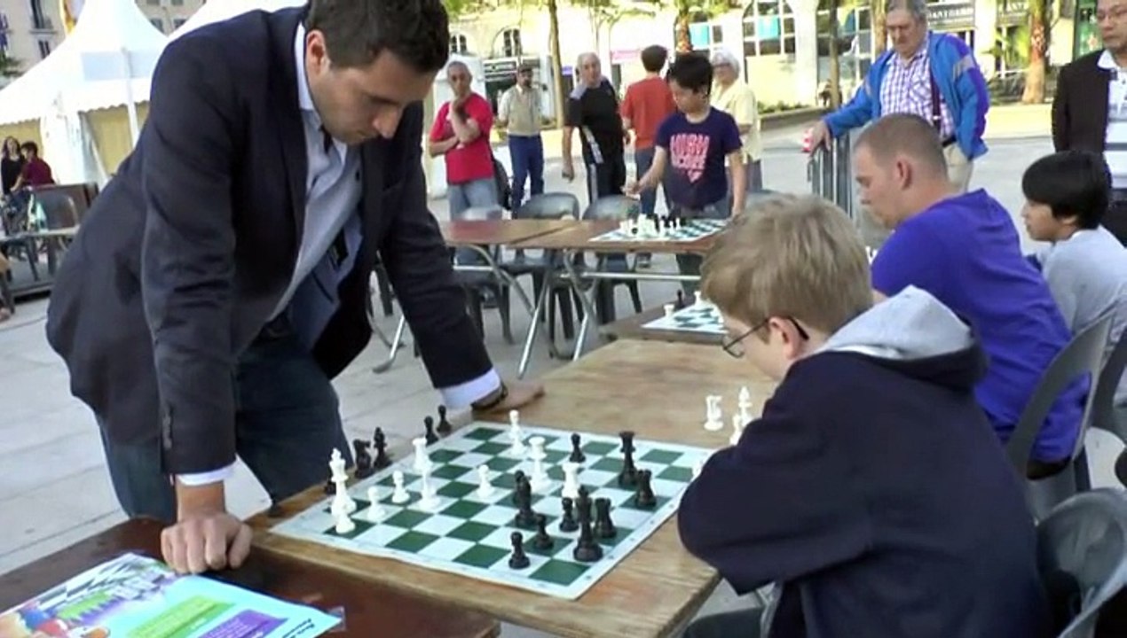 PAU - 25 AVRIL 2015 - I - CHAMPIONNAT DE FRANCE D'ÉCHECS : LA SIMULTANÉE AVEC UN GRAND MAITRE PLACE CLEMENCEAU