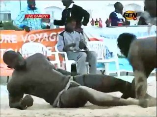 Usine Doolé fait parler sa technique en lutte simple pour battre Maurice Diouf