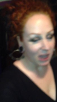 Un miroir qui laisse apercevoir les dames aux toilettes