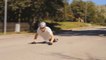 Un rider évite une chute bien violente en Skateboard : talentueux!