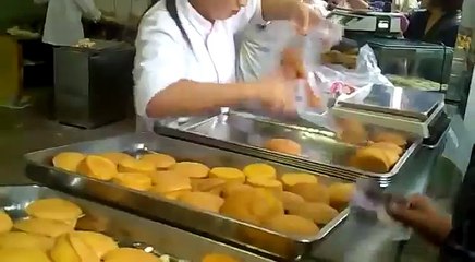 Seri üretime geçen Çinli pastane çalışanı