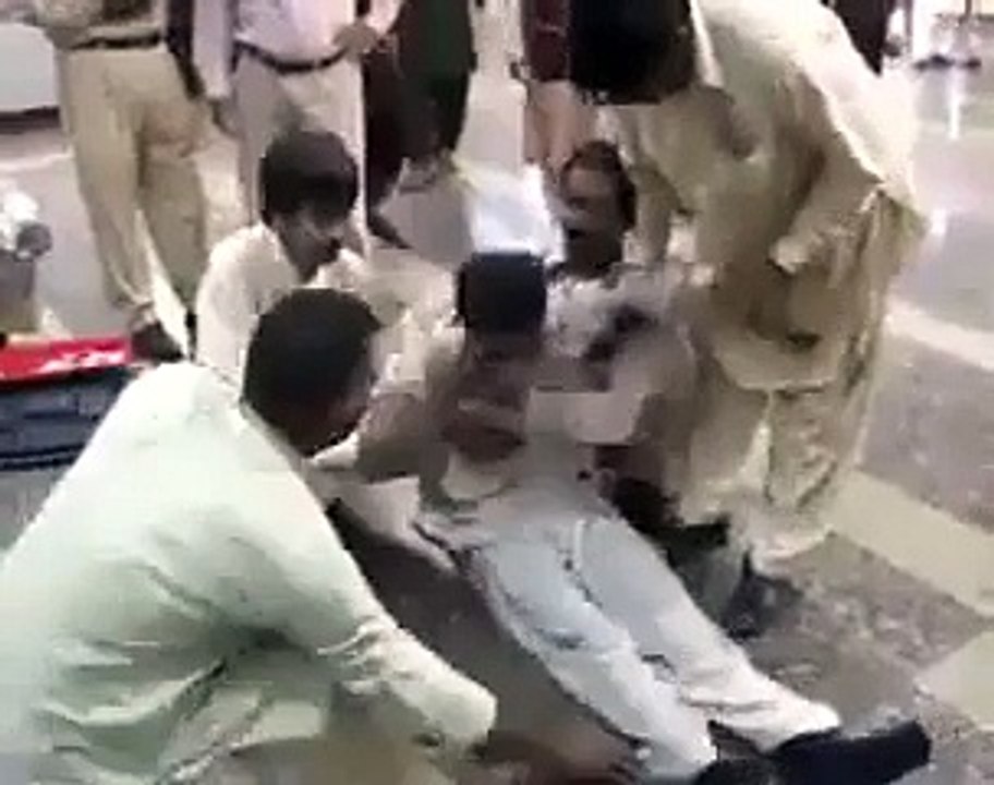 ▶ ویزہ کے نام پر غریب سے دھوکہ۔