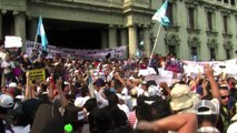 Guatemaltecos piden renuncia de presidente