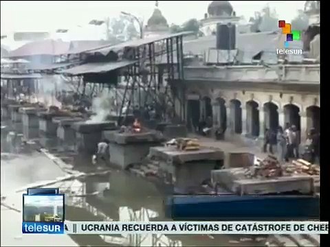 Gobierno de Nepal recurre a cremaciones masivas tras terremoto