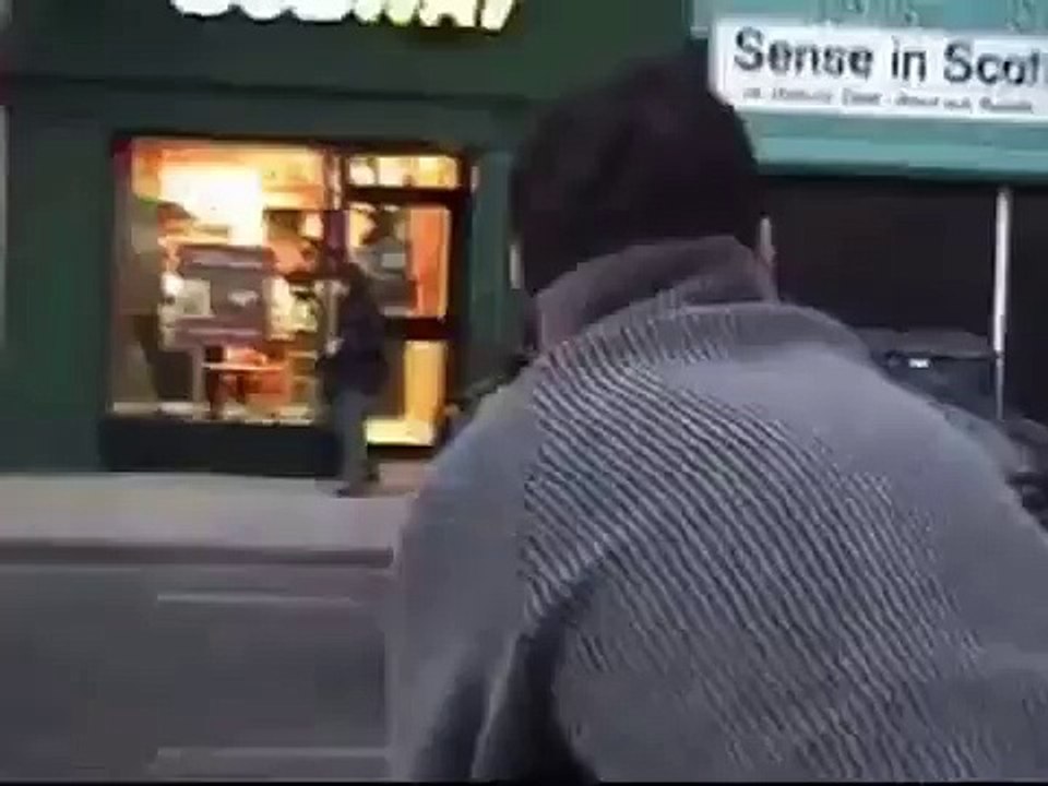 Totalement Ivre ce mec se Fait RENVERSER par un Bus