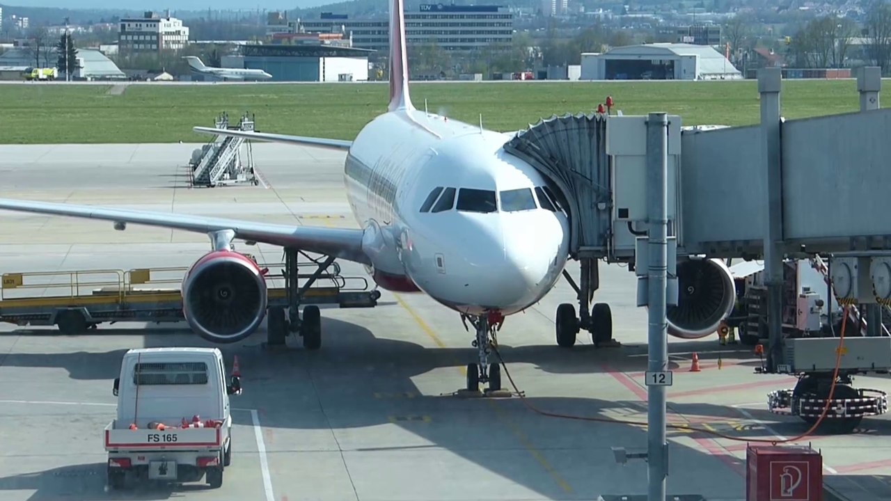 airberlin AB6552 stuttgart berlin take off landing airbus a320