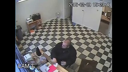 شاهد كيف انقد الكلب صاحبه من اللص |غرائب وطرائف|