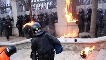 Policías en llamas durante los enfrentamientos con los manifestantes en Kiev.