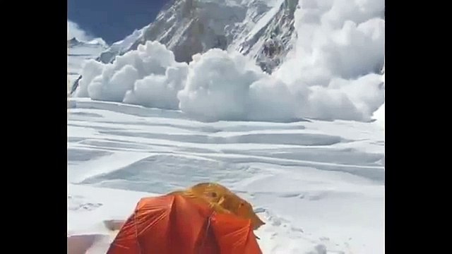 Scary Avalanche in Mount Everest 2015 Nepal during earthquake