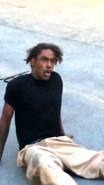 Un drogué se prend pour un crabe