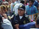 Policías agrediendo a niña y señoras en la Feria del Libro del Zócalo 2012 !!