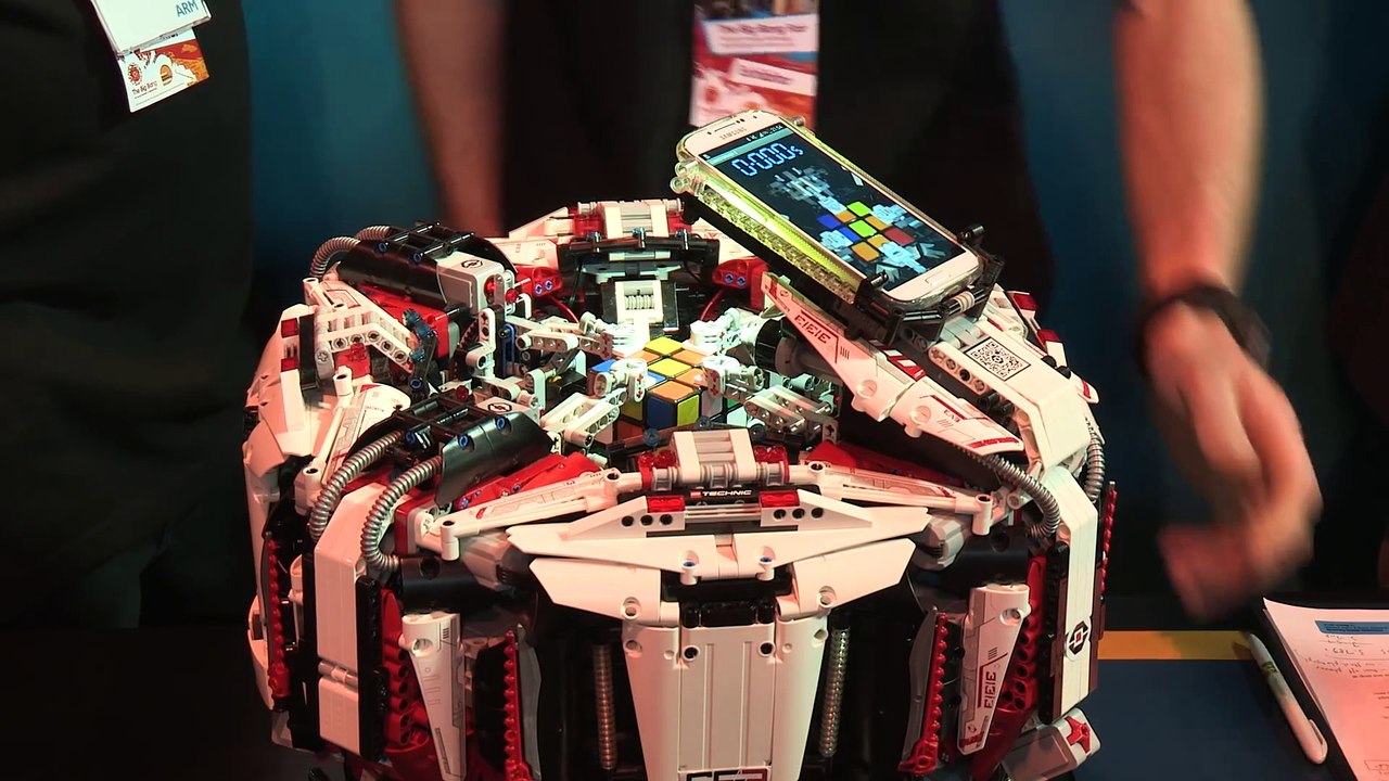 Robot CUBESTORMER 3 qui bat le record de Rubik's Cube