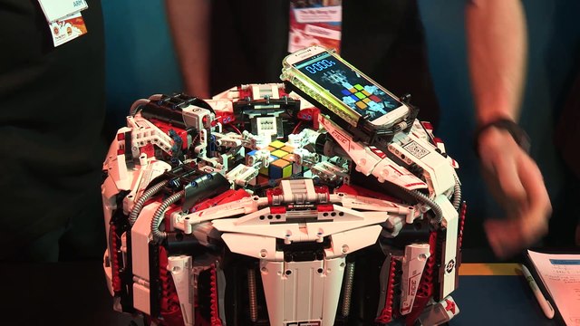 Robot CUBESTORMER 3 qui bat le record de Rubik's Cube