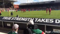 Chris Hala'ufia sèche un streaker pendant un match de Leicester