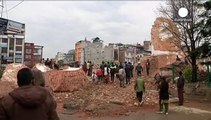 Miles de nepalíes abandonan Katmandú en dirección hacia zonas seguras por temor a nuevas réplicas