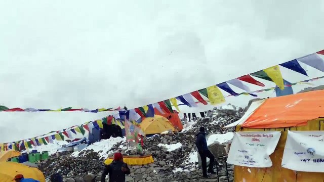 Un alpiniste filme une avalanche au camp de base de l'Everest