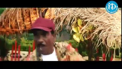 Mallu Aunty Shakeela Showing Her Huge Cleavage to Milk Man