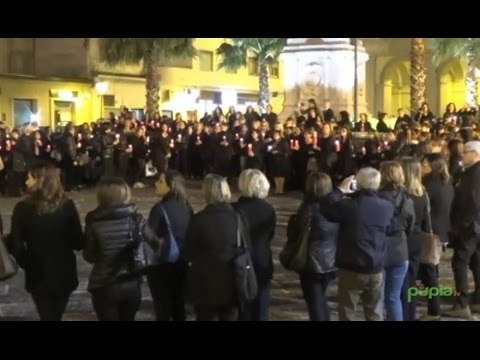 Aversa (CE) - La morte della Scuola Statale , flash mob in piazza (23.05.14)