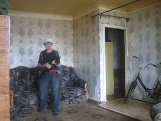 Un russe danse dans son salon