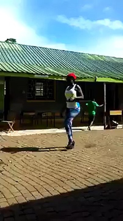 Elle tombe sur scène à cause de ses talons