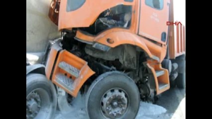 Aydın - Kamyonla Tır'a Çarpan Karayolları Şoförü Öldü