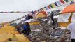 Exlusive footage of avalanche hitting Mount Everest after Nepal Earthquake