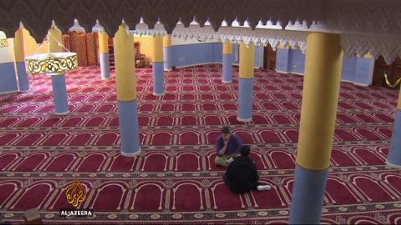 African migrants arriving in Italy left to fend for themselves