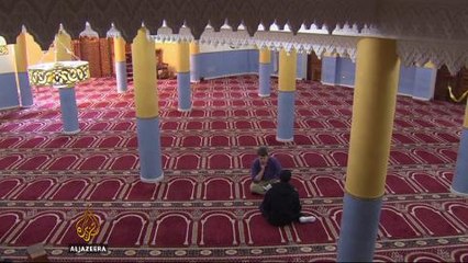 African migrants arriving in Italy left to fend for themselves