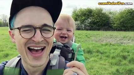 Babasıyla Birlikte Pek Güzel Eğlenen Bebek