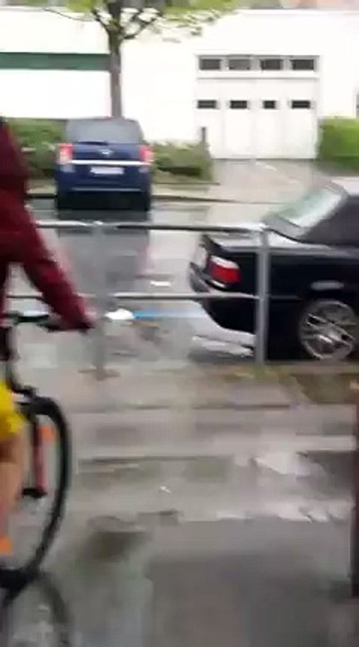 Un policier ramasse des barrières de sécurité en moto