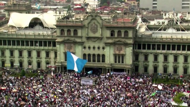 Milhares pedem saída do presidente na Guatemala