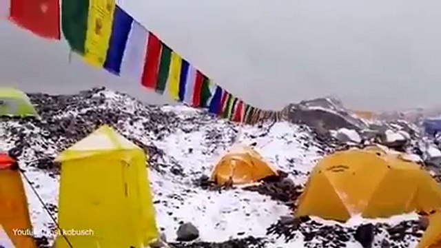 Captan dramático momento en que avalancha sepulta a alpinistas en el Everest