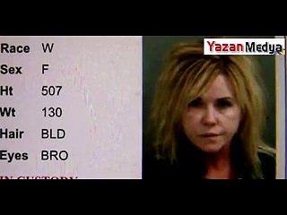 Alkolün Dozunu Kaçırınca İç Çamaşırlarıyla Çıktı