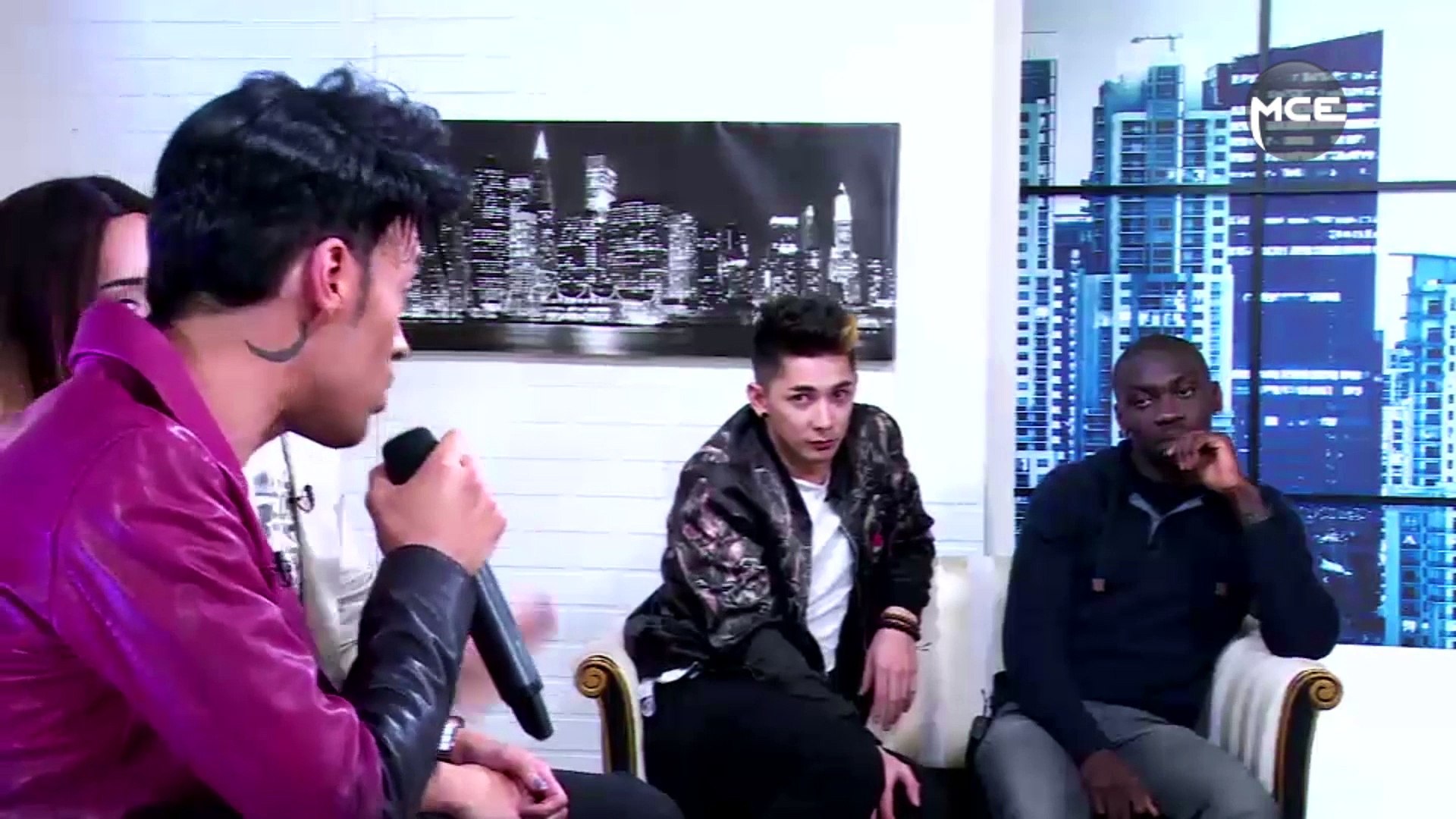 Bruno Moneroe chante 