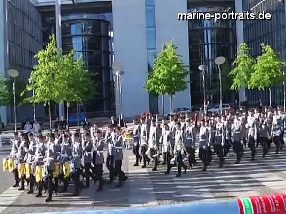 1. feierliches Gelöbnis vor dem Reichstag in Berlin - Teil 1/9