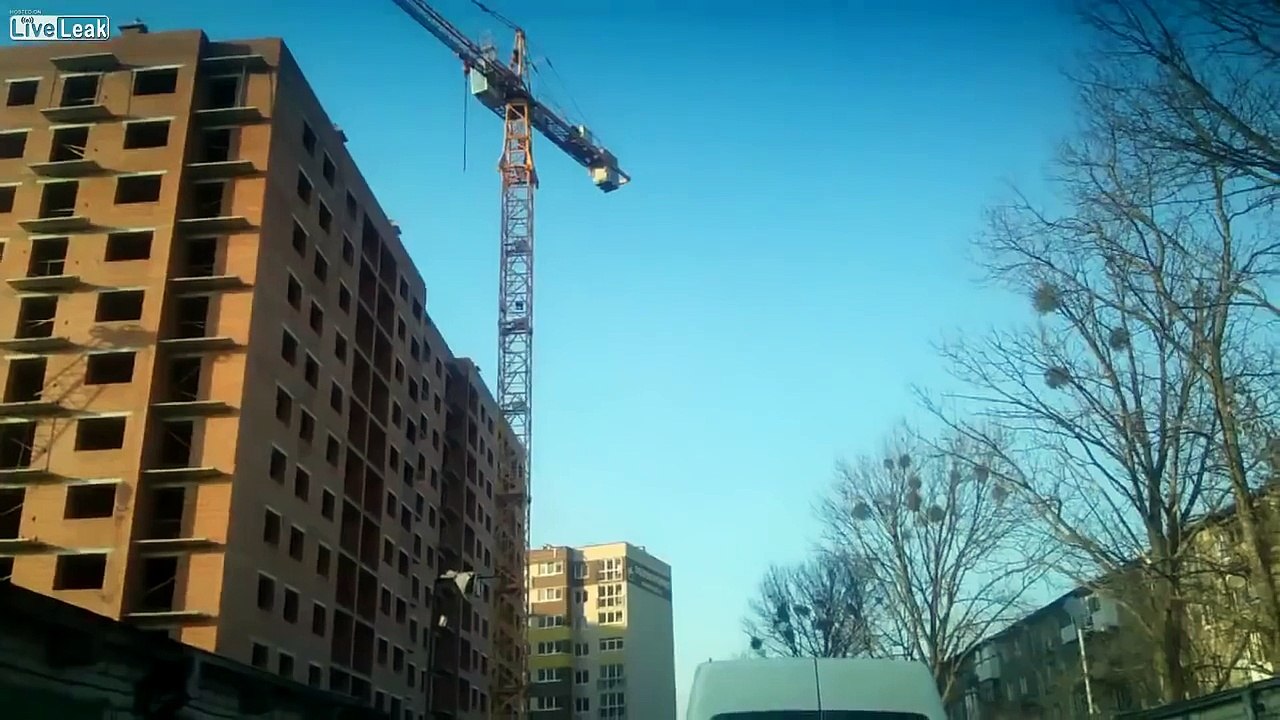 Accident terrible : Un homme chute du haut d'une grue en essayant de l'escalader. L'homme est décédé!