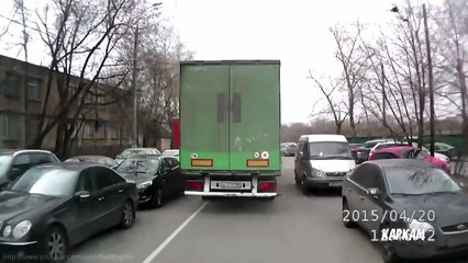 Download Video: Un camion emporte une voiture en plein virage et la traîne derrière lui!